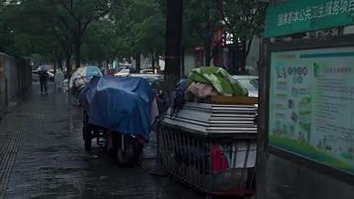 街道行人下雨阴天视频的预览图